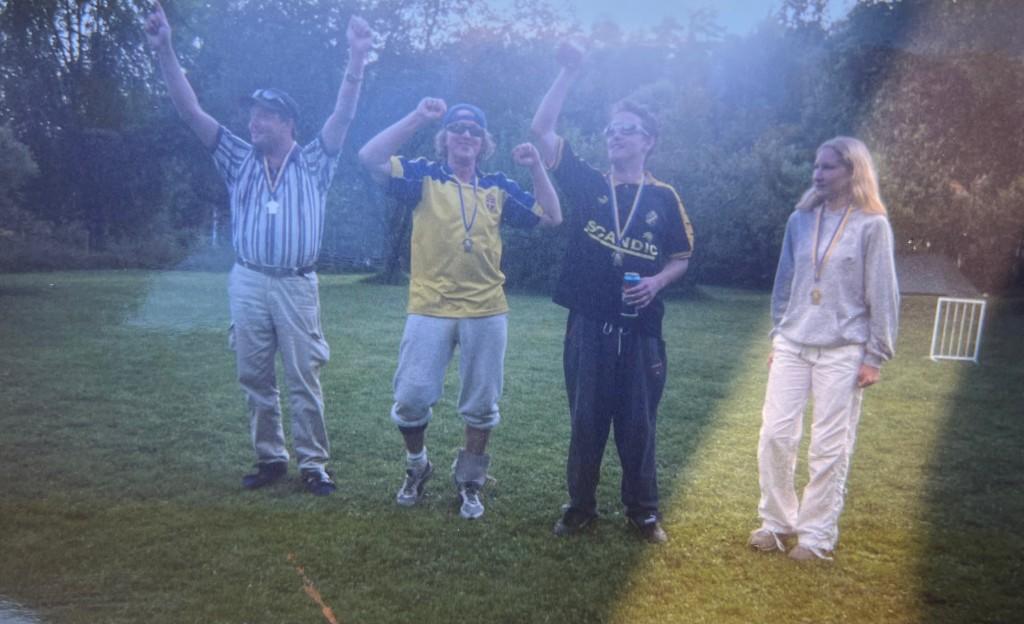 Fyra deltagare firar med medaljer på gräset
