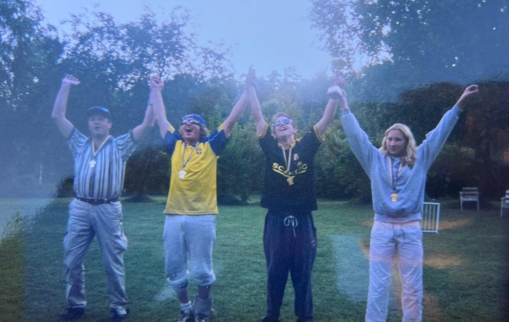 Deltagare firar med medaljer i kvällsljuset