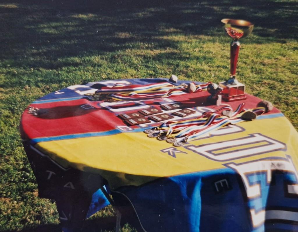 Pokalen och medaljerna ligger på ett bord i solen