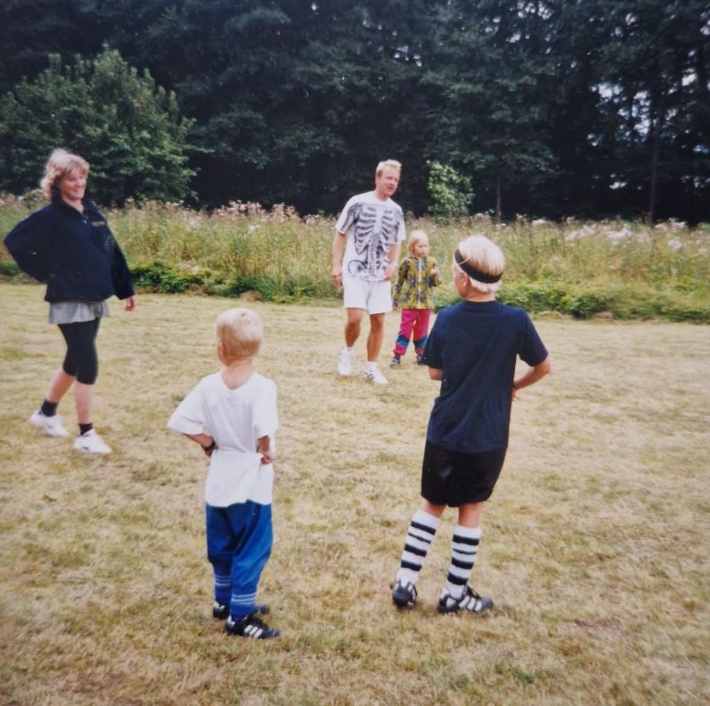 Barn och vuxna spelar boll på gräset vid Harholmen